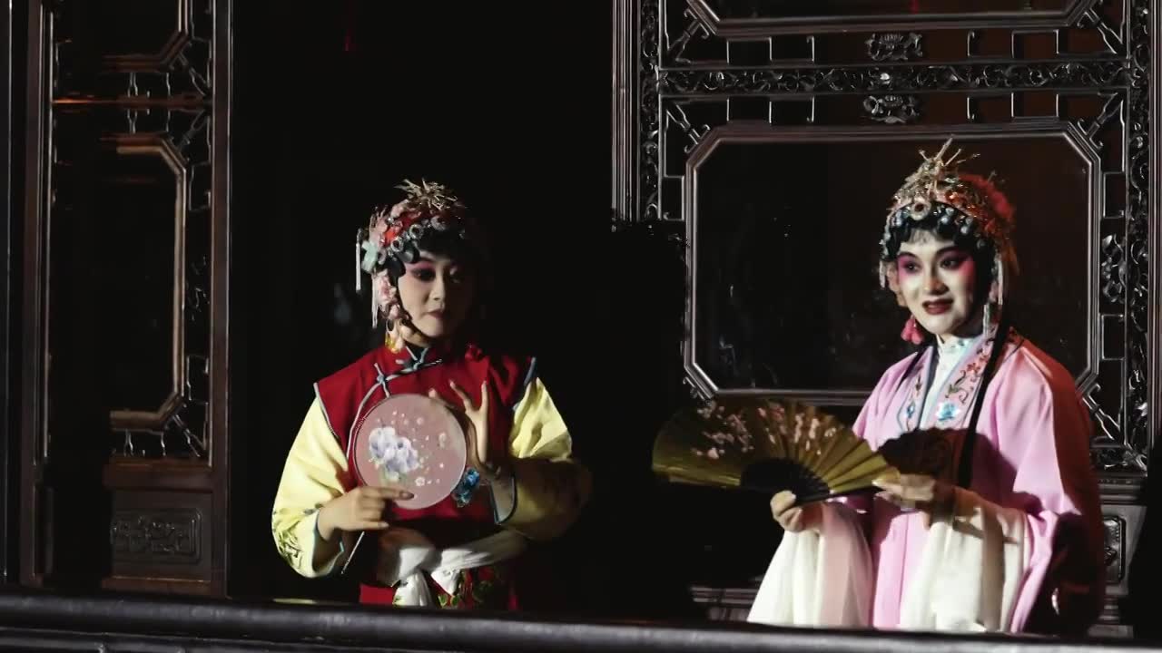 中国传统非遗戏曲昆剧牡丹亭游园惊梦，苏州网师园夜游项目视频素材画面1