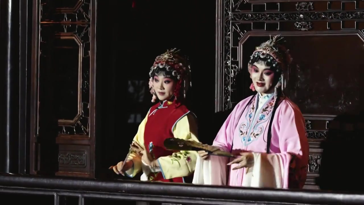 中国传统非遗戏曲昆剧牡丹亭游园惊梦，苏州网师园夜游项目视频素材画面3