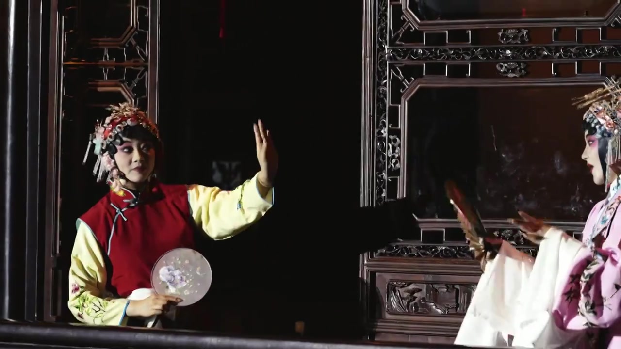 中国传统非遗戏曲昆剧牡丹亭游园惊梦，苏州网师园夜游项目视频素材画面4