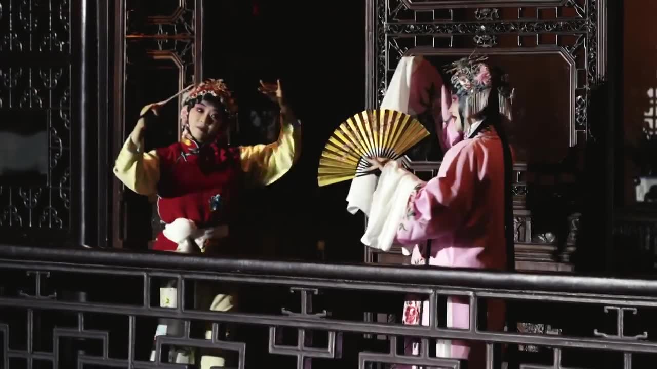 中国传统非遗戏曲昆剧牡丹亭游园惊梦，苏州网师园夜游项目视频素材画面1