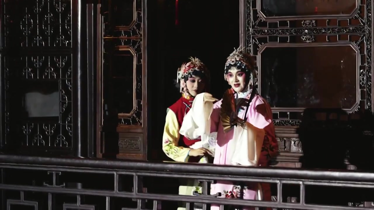中国传统非遗戏曲昆剧牡丹亭游园惊梦，苏州网师园夜游项目视频素材画面3