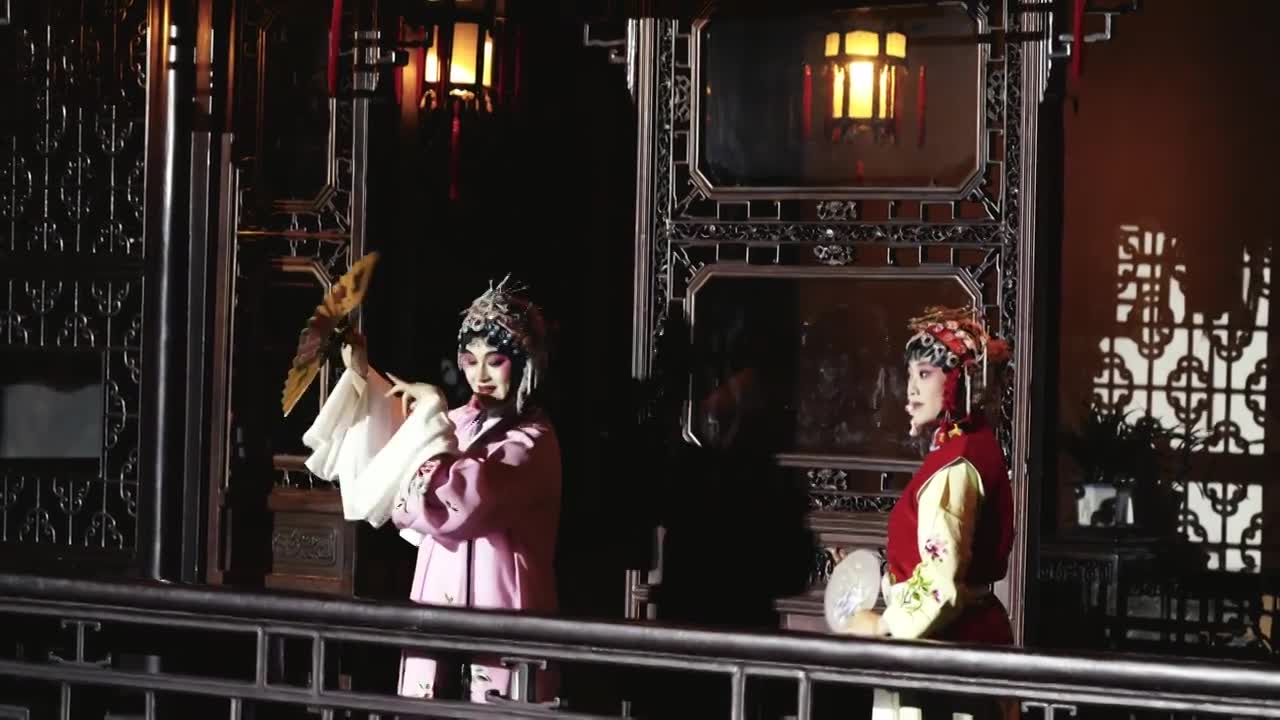 中国传统非遗戏曲昆剧牡丹亭游园惊梦，苏州网师园夜游项目视频素材画面1