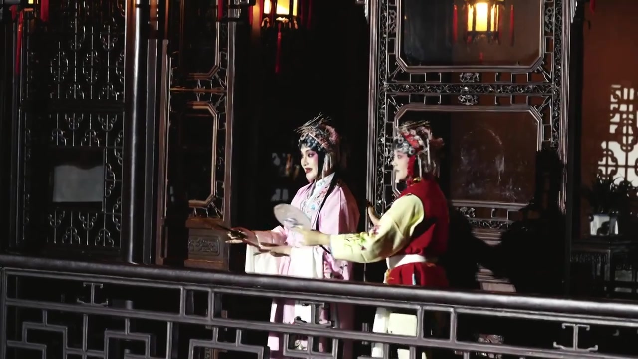 中国传统非遗戏曲昆剧牡丹亭游园惊梦，苏州网师园夜游项目视频素材画面3