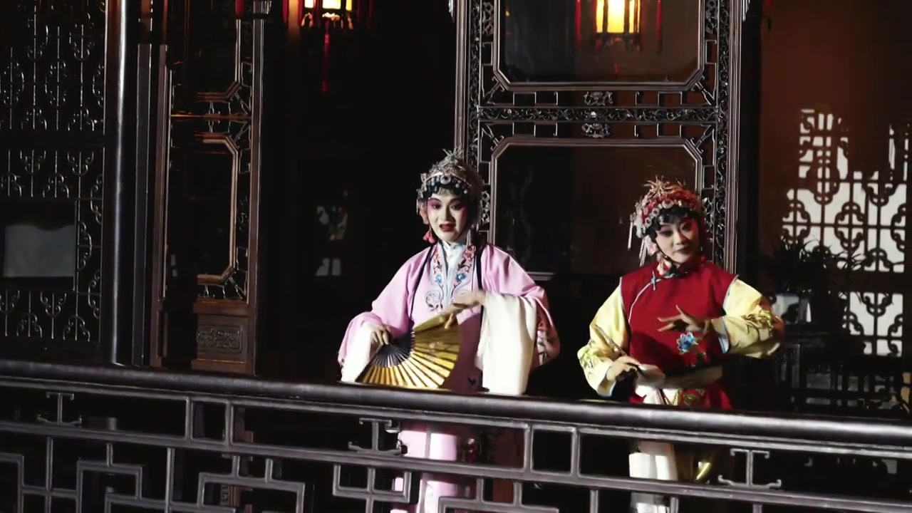 中国传统非遗戏曲昆剧牡丹亭游园惊梦，苏州网师园夜游项目视频素材画面4