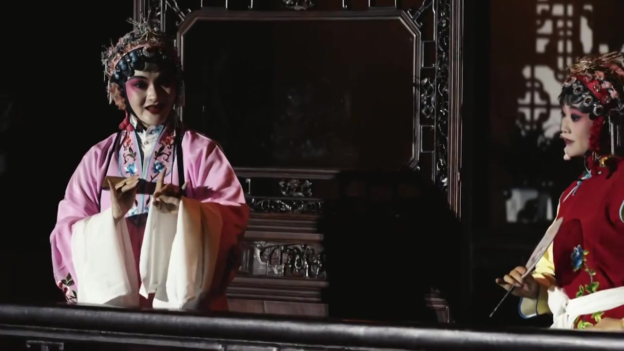 中国传统非遗戏曲昆剧牡丹亭游园惊梦，苏州网师园夜游项目视频素材画面3