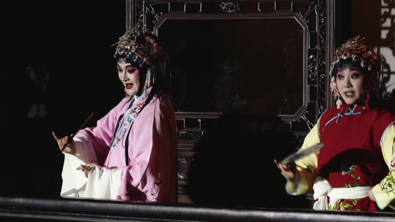 中国传统非遗戏曲昆剧牡丹亭游园惊梦，苏州网师园夜游项目视频素材画面4