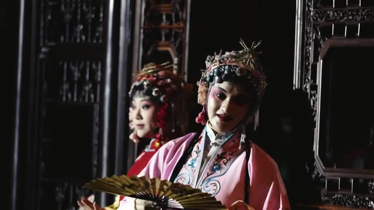 中国传统非遗戏曲昆剧牡丹亭游园惊梦，苏州网师园夜游项目视频素材画面1