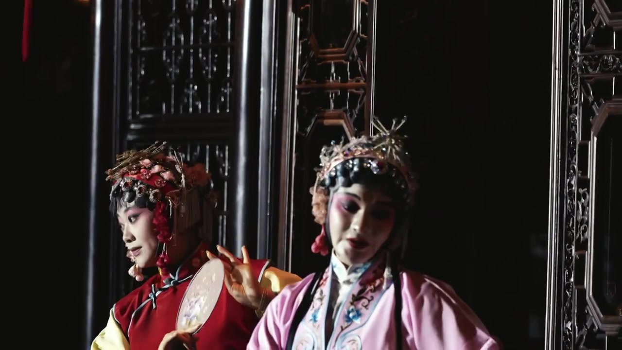 中国传统非遗戏曲昆剧牡丹亭游园惊梦，苏州网师园夜游项目视频素材画面4
