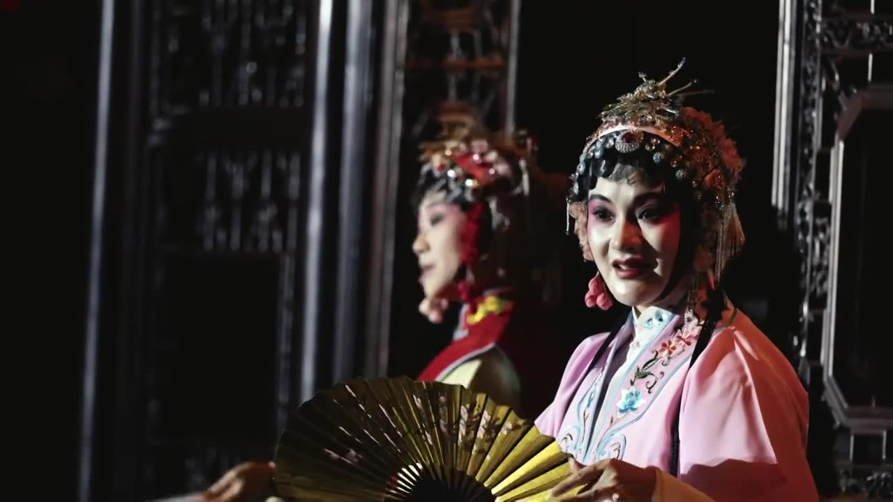中国传统非遗戏曲昆剧牡丹亭游园惊梦，苏州网师园夜游项目视频素材画面1