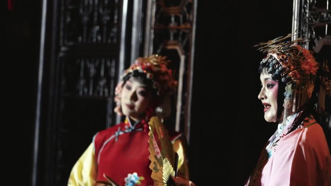 中国传统非遗戏曲昆剧牡丹亭游园惊梦，苏州网师园夜游项目视频素材画面3