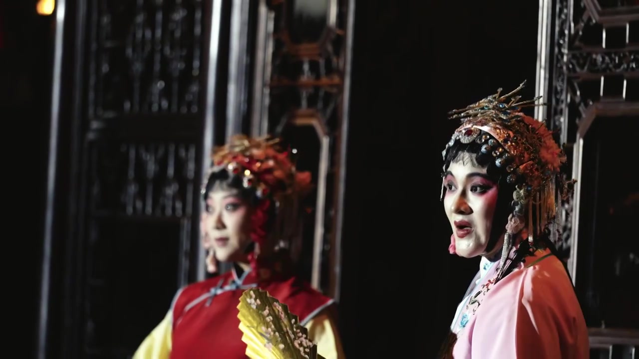 中国传统非遗戏曲昆剧牡丹亭游园惊梦，苏州网师园夜游项目视频素材画面4