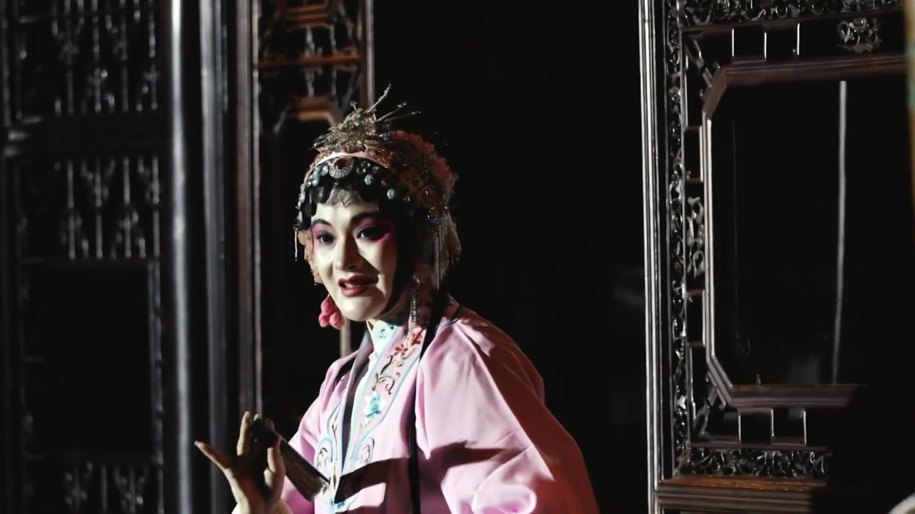 中国传统非遗戏曲昆剧牡丹亭游园惊梦，苏州网师园夜游项目视频素材画面3