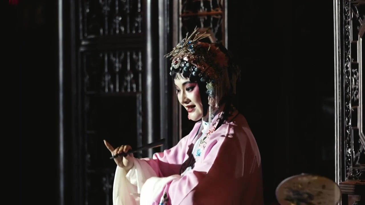 中国传统非遗戏曲昆剧牡丹亭游园惊梦，苏州网师园夜游项目视频素材画面4