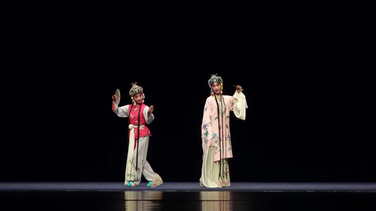 传统非遗戏曲昆剧牡丹亭游园惊梦杜丽娘和春香视频素材画面1