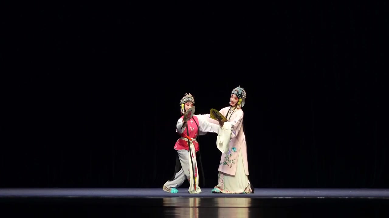 传统非遗戏曲昆剧牡丹亭游园惊梦杜丽娘和春香视频素材画面3