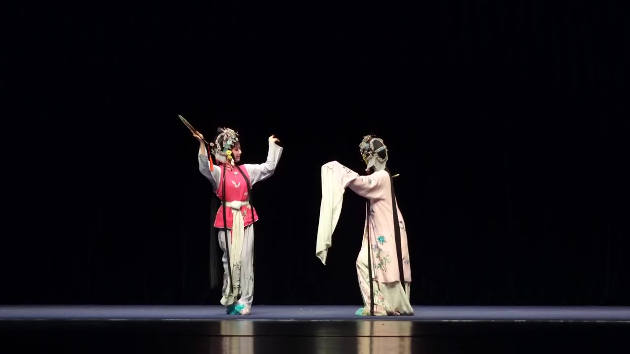 传统非遗戏曲昆剧牡丹亭游园惊梦杜丽娘和春香视频素材画面1