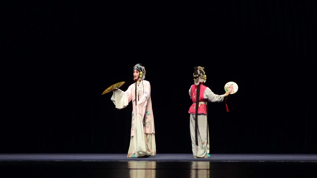 传统非遗戏曲昆剧牡丹亭游园惊梦杜丽娘和春香视频素材画面3