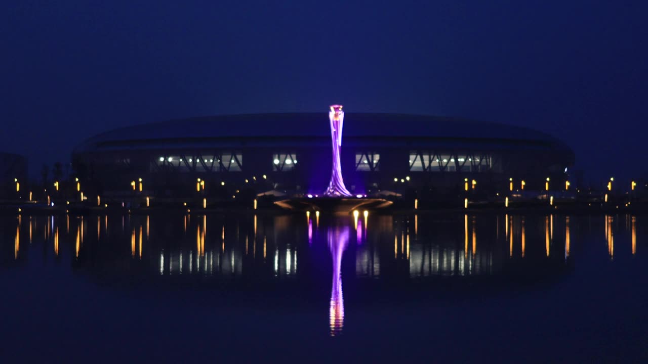 中国四川成都东安湖体育公园主体育场夜景灯光秀视频素材画面1