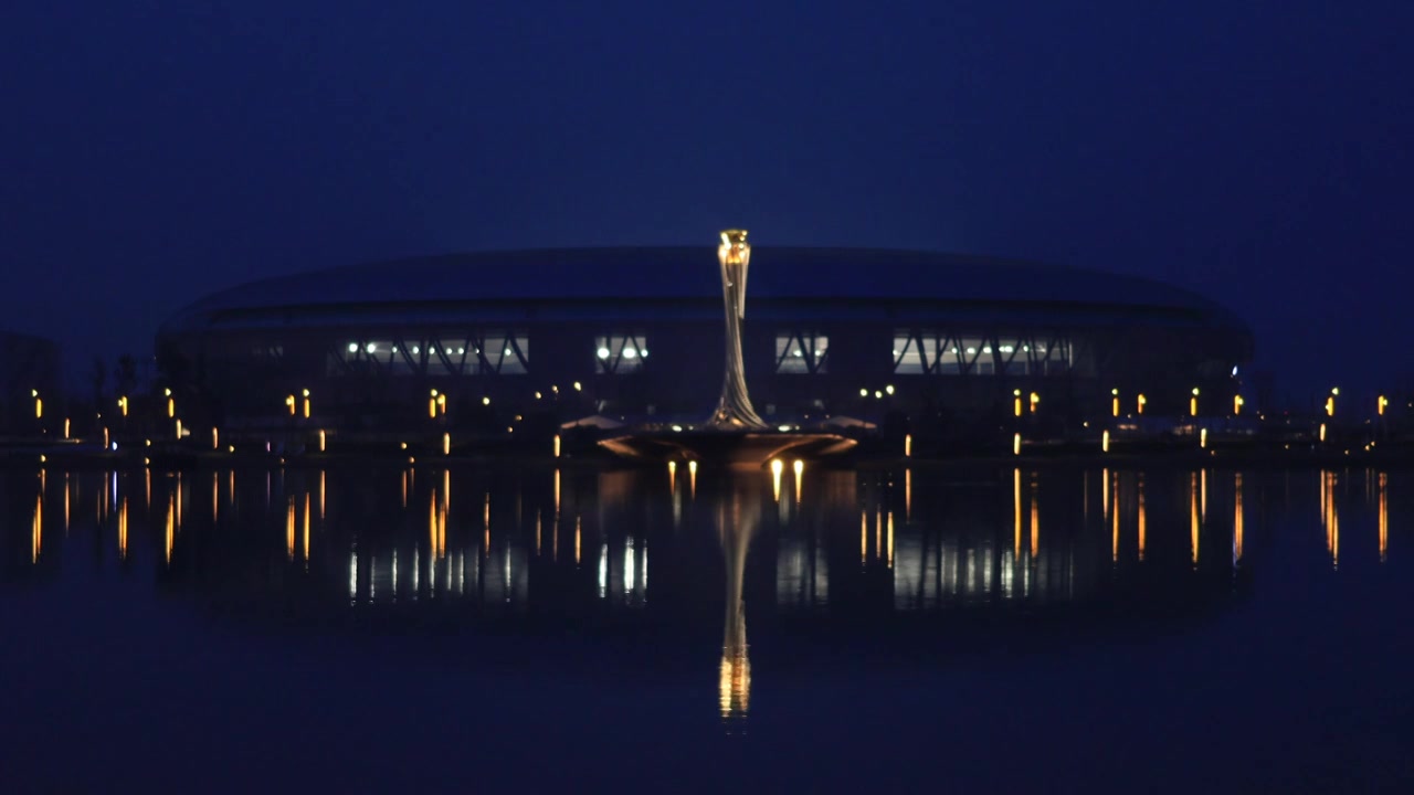 中国四川成都东安湖体育公园主体育场夜景灯光秀视频素材画面3