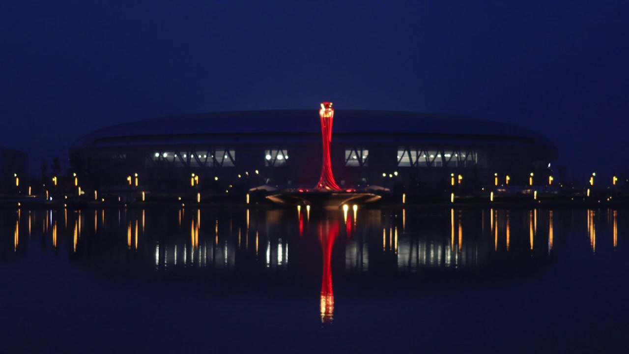 中国四川成都东安湖体育公园主体育场夜景灯光秀视频素材画面4