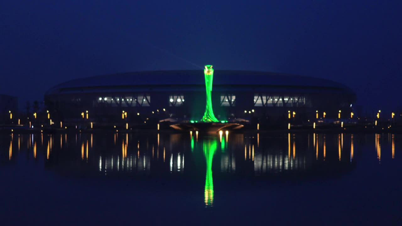 中国四川成都东安湖体育公园主体育场夜景灯光秀视频素材画面1