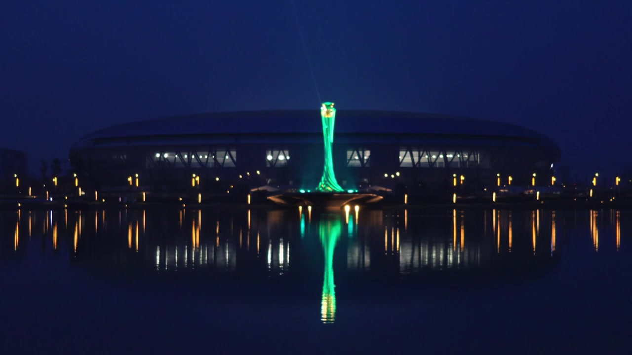 中国四川成都东安湖体育公园主体育场夜景灯光秀视频素材画面3