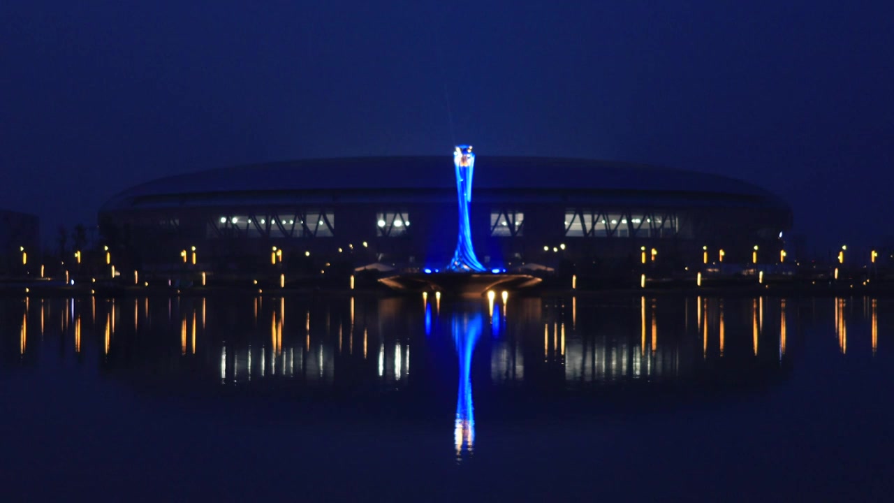 中国四川成都东安湖体育公园主体育场夜景灯光秀视频素材画面4