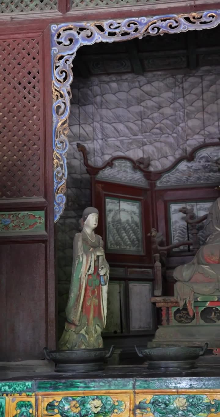 山西太原晋祠宋代彩塑西周武王后、唐叔虞之母邑姜视频素材画面1