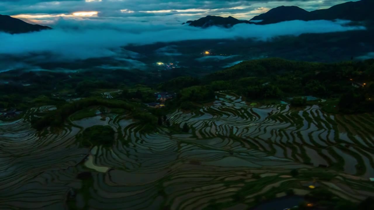 云和梯田黎明时分视频素材画面1
