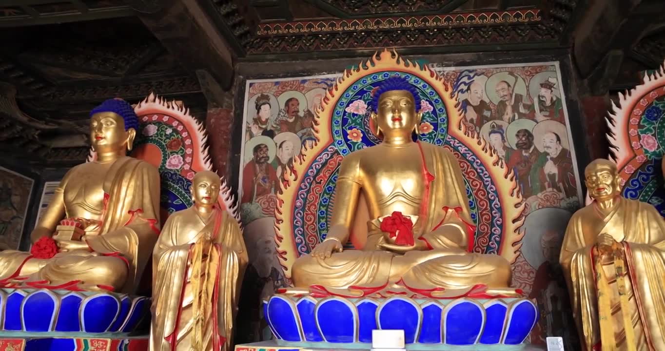 山西朔州净土寺大雄宝殿三世佛与十八罗汉视频素材画面1
