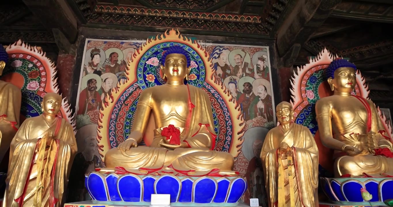 山西朔州净土寺大雄宝殿三世佛与十八罗汉视频素材画面4