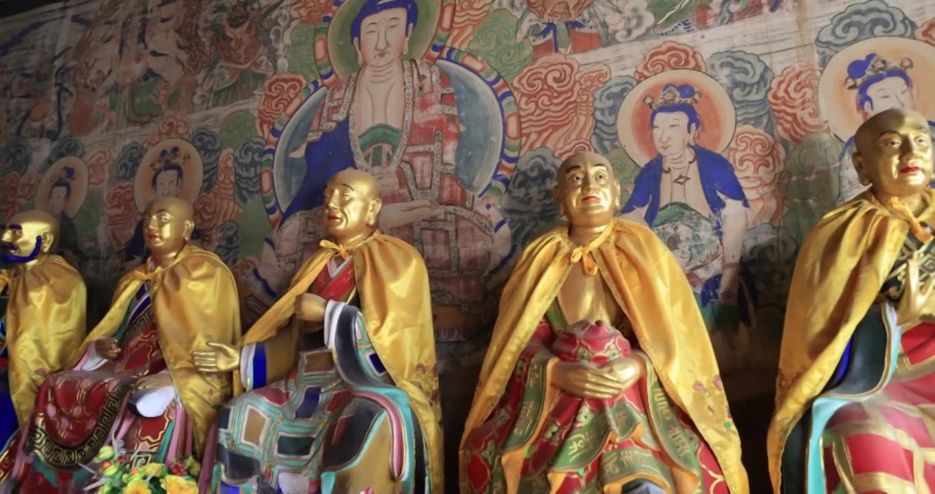 山西朔州净土寺大雄宝殿三世佛与十八罗汉视频素材画面1