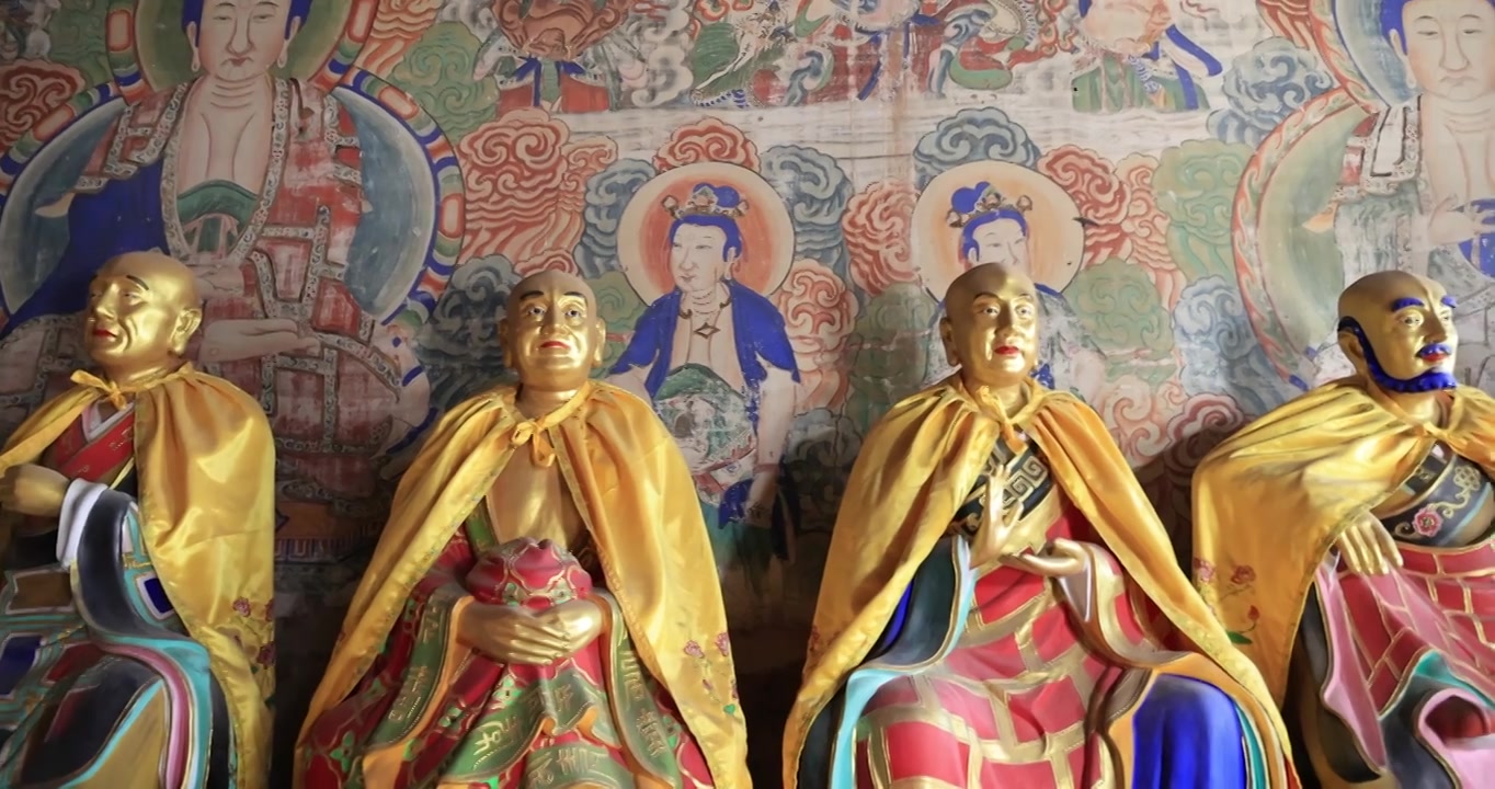山西朔州净土寺大雄宝殿三世佛与十八罗汉视频素材画面3