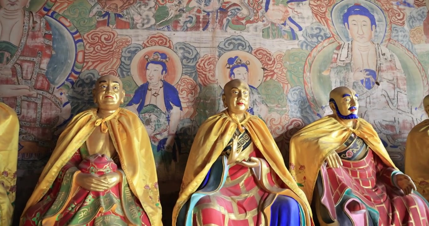 山西朔州净土寺大雄宝殿三世佛与十八罗汉视频素材画面4