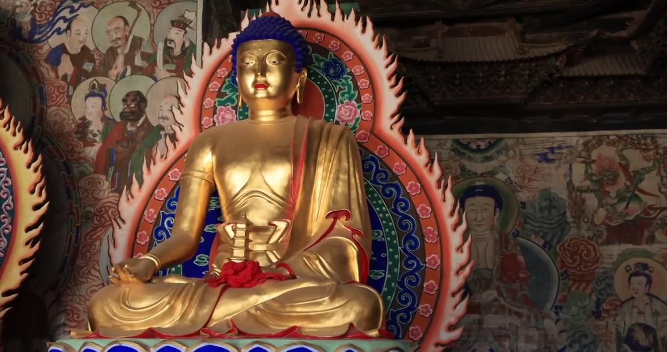 山西朔州净土寺大雄宝殿三世佛与十八罗汉视频素材画面1