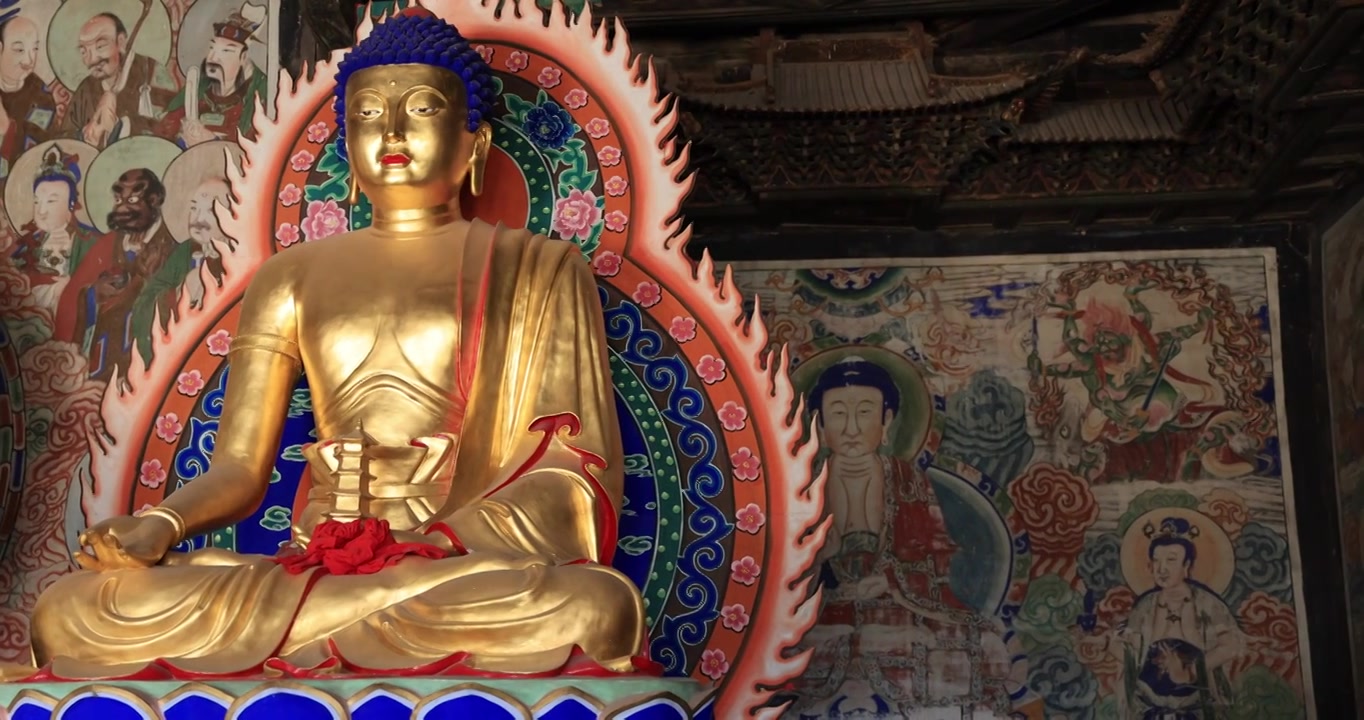 山西朔州净土寺大雄宝殿三世佛与十八罗汉视频素材画面3