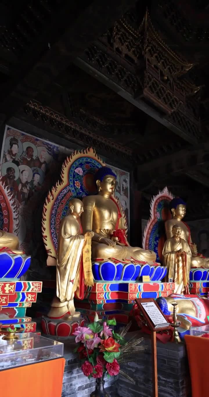 山西朔州净土寺大雄宝殿三世佛与十八罗汉视频素材画面1