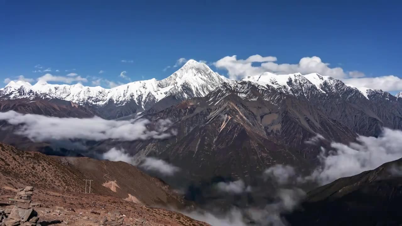 川西贡嘎雪山云海延时视频素材画面1