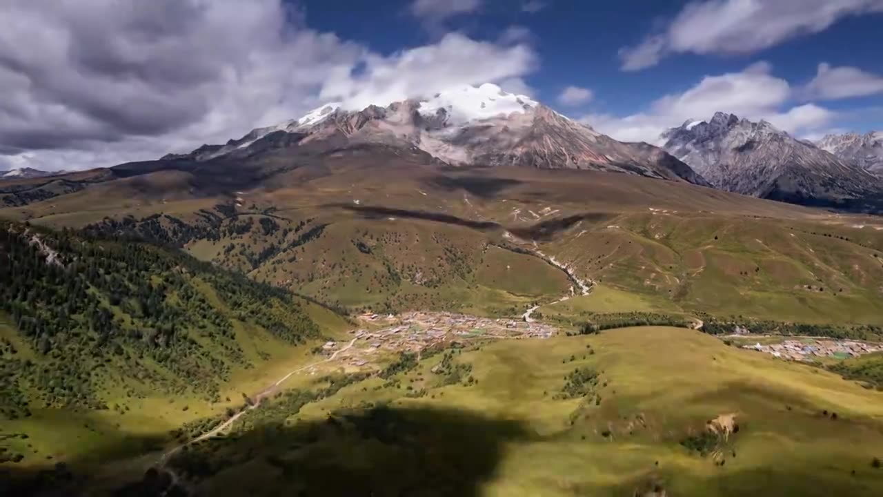 川西格聂雪山延时视频素材画面1