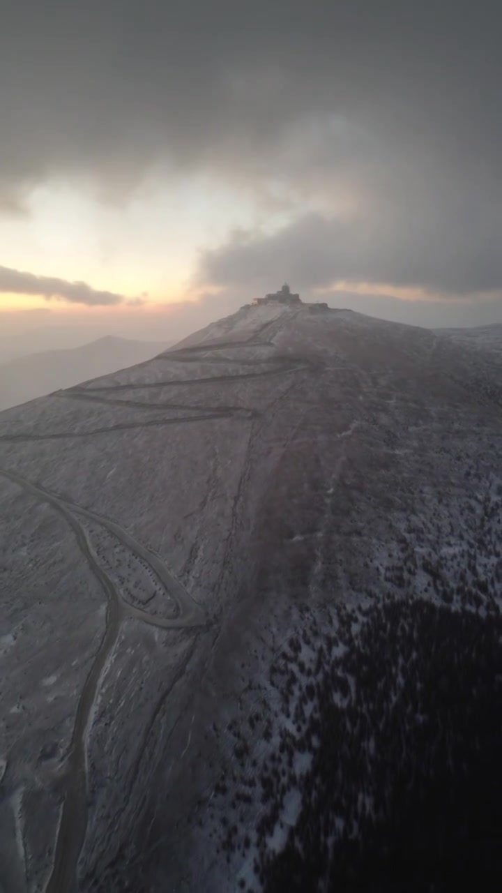 冬季清晨积雪寒冷的五台山东台望海峰东台望海寺视频素材画面1