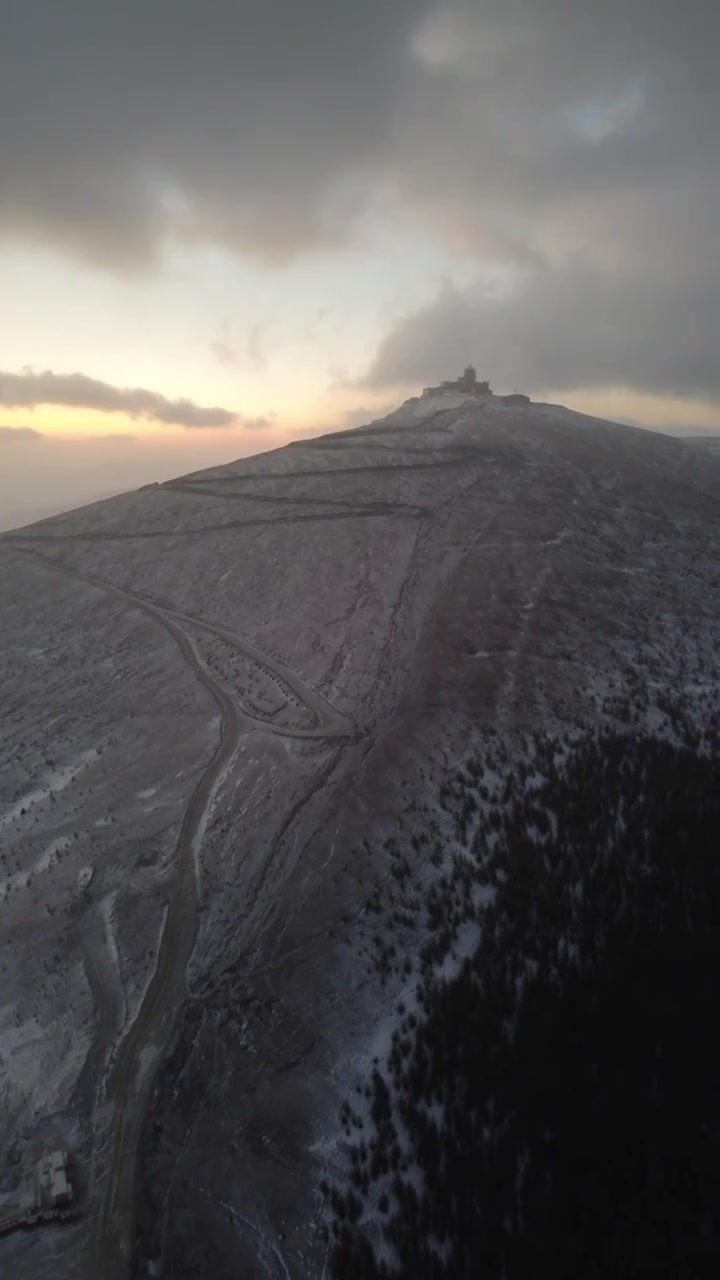 冬季清晨积雪寒冷的五台山东台望海峰东台望海寺视频素材画面1