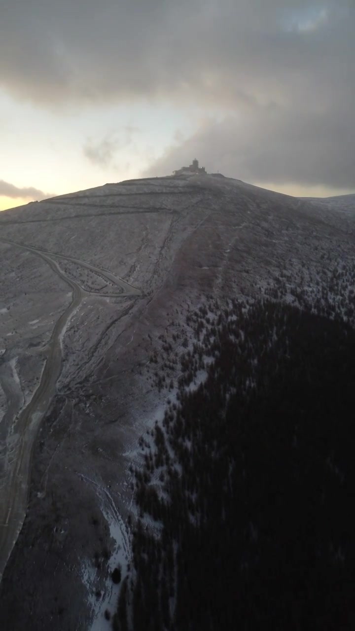 冬季清晨积雪寒冷的五台山东台望海峰东台望海寺视频素材画面1