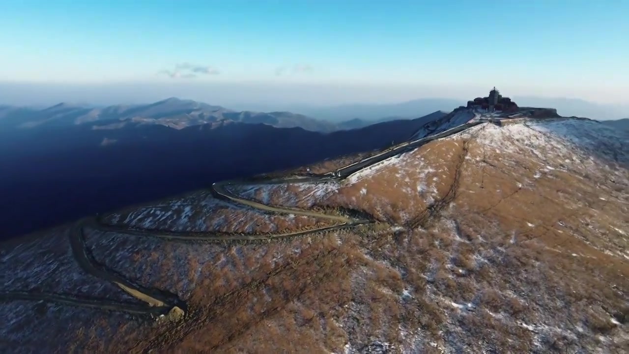 冬季午后阳光照射在五台山东台顶附近视频素材画面4