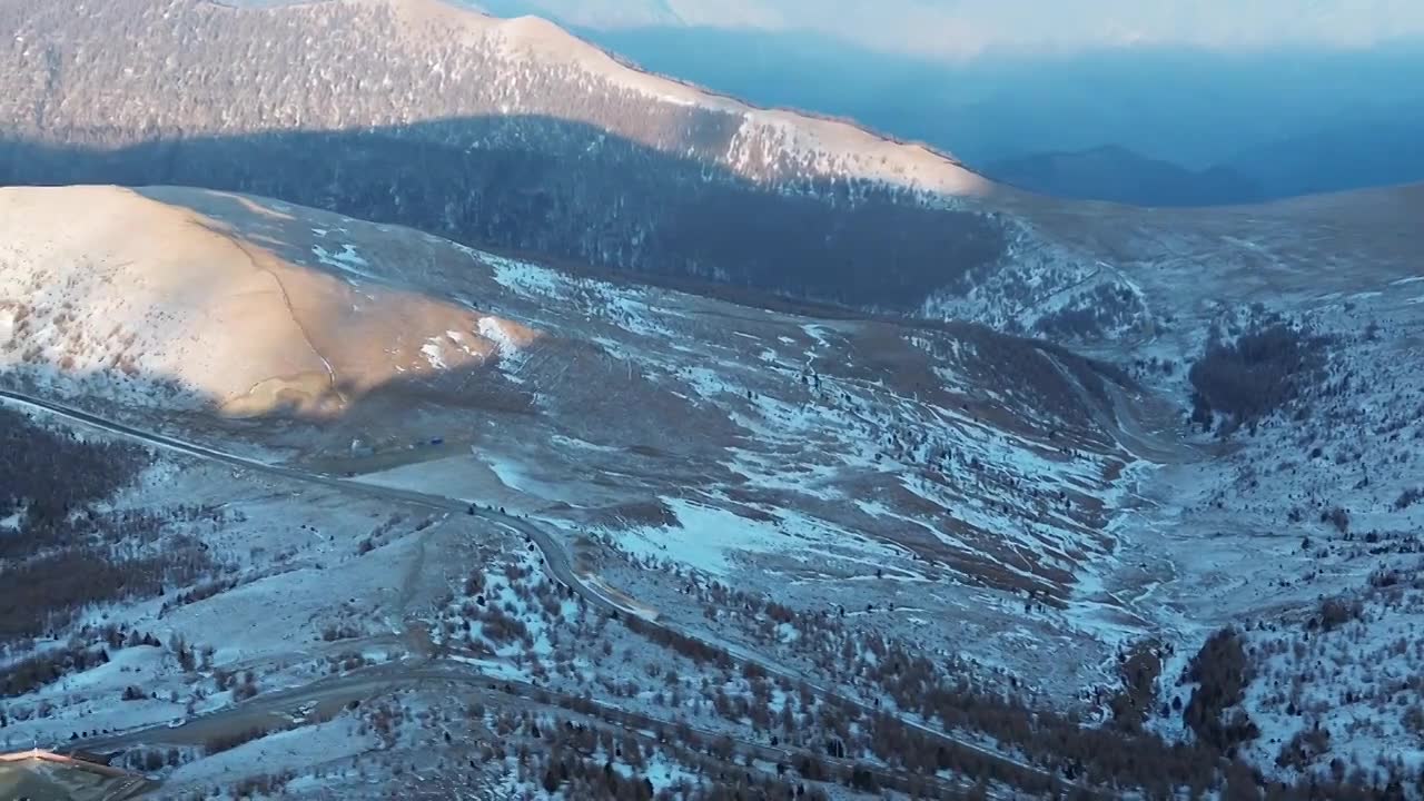 冬季午后阳光照射在五台山东台顶附近视频素材画面1