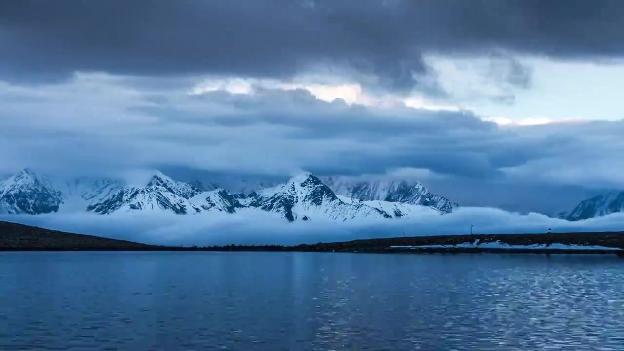 四川川西高原海子湖泊雪山蓝天白云延时风光视频素材画面3