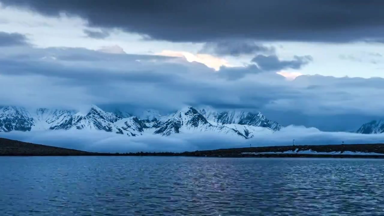 四川川西高原海子湖泊雪山蓝天白云延时风光视频素材画面4