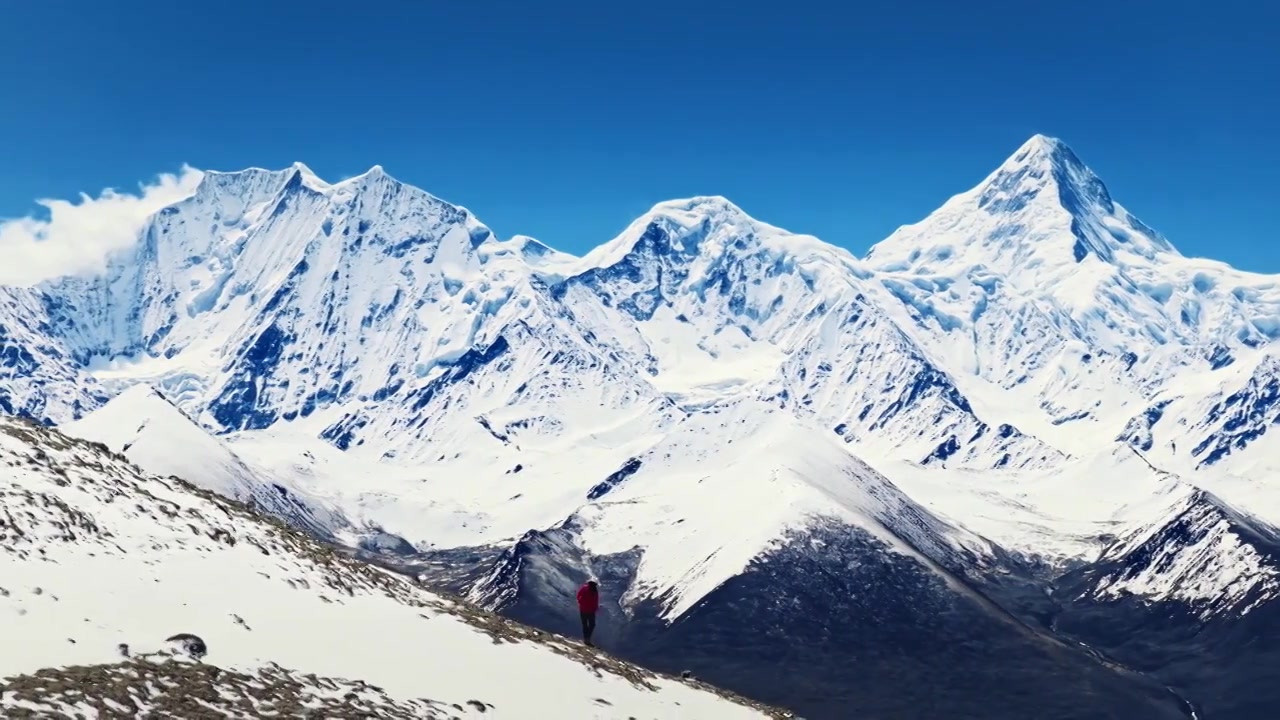 四川川西高原雪山蓝天白云户外徒步风光视频素材画面3