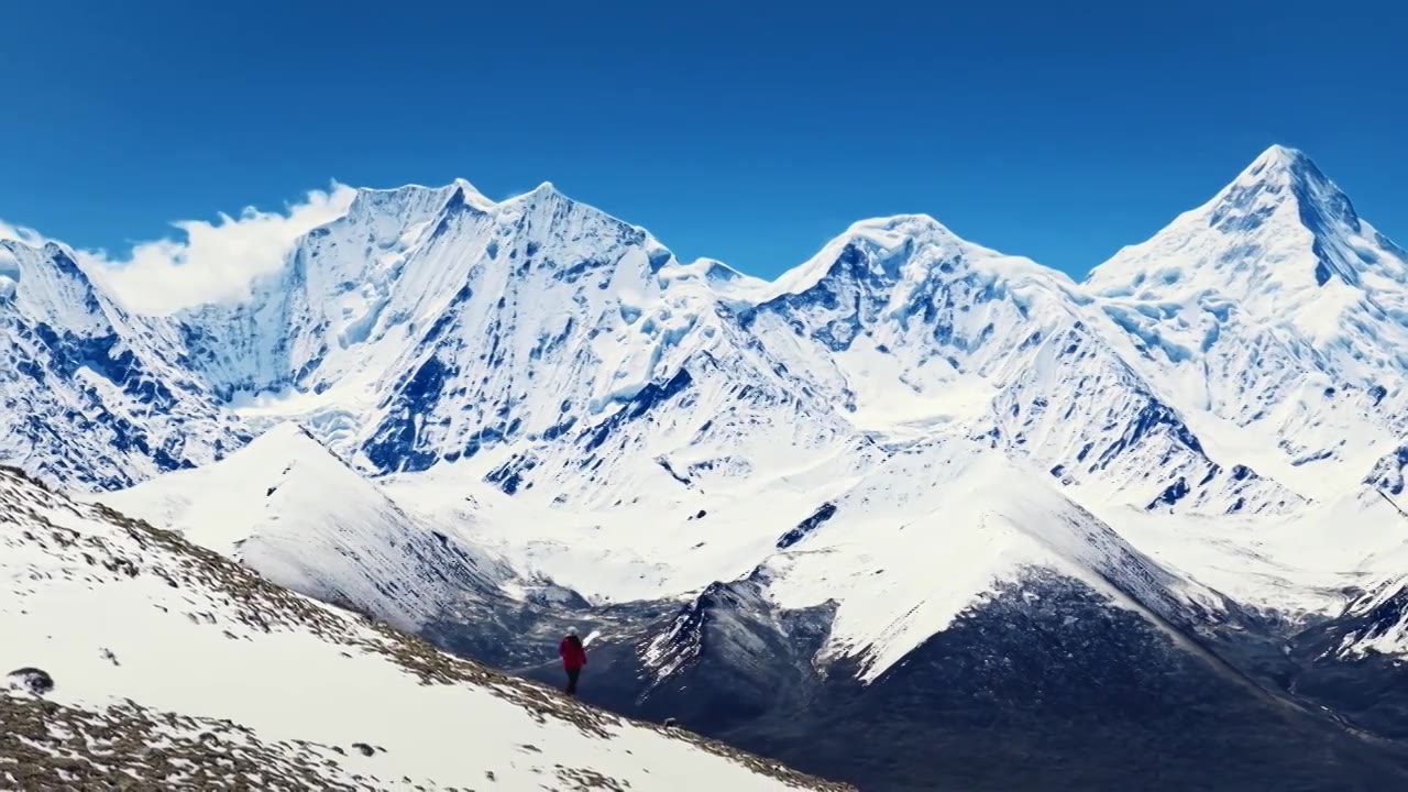 四川川西高原雪山蓝天白云户外徒步风光视频素材画面4
