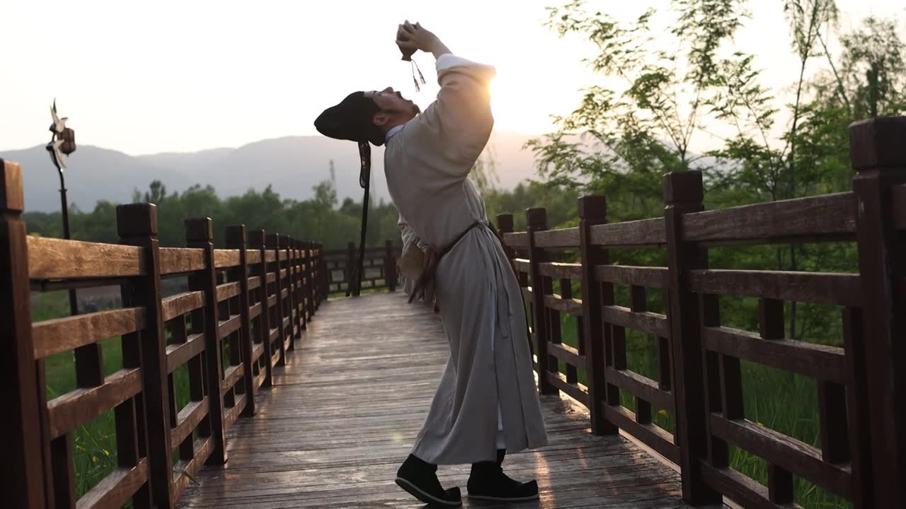 诗人喝酒潇洒飘逸销魂的姿态视频素材画面1