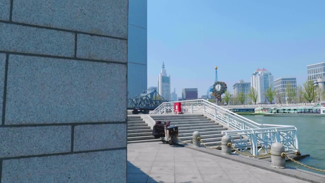 天津解放桥与世纪钟城市风光视频素材画面1